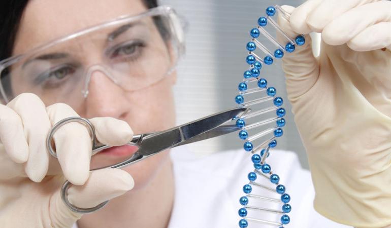 Laborant zet schaar in DNA model