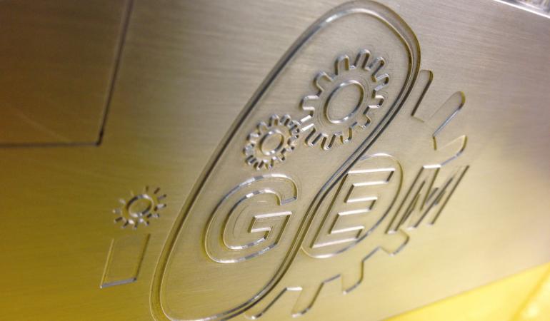 iGEM logo in metalen lego-steen