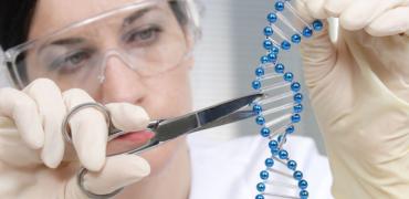 Laborant zet schaar in DNA model